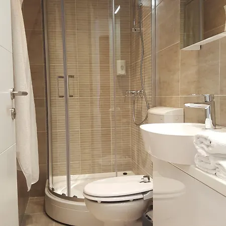 Hall Apartment *
