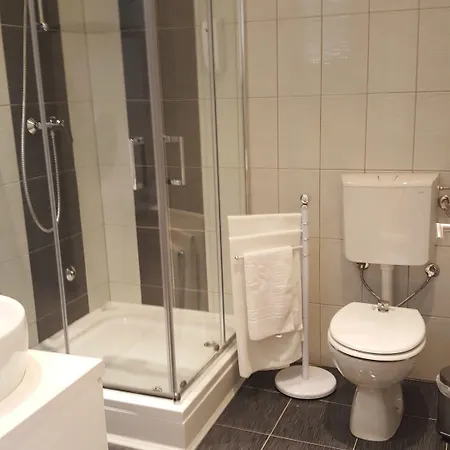 Hall Apartment *