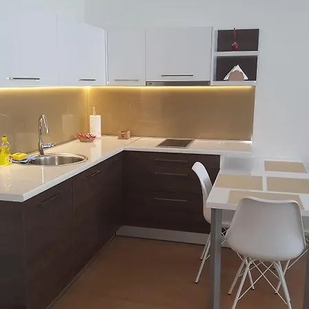 Hall Apartment *