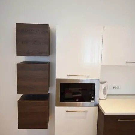 Hall Apartment *