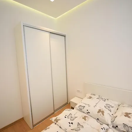 Hall Apartment *