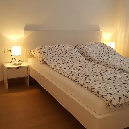 Hall Apartment *