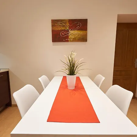 Hall Apartment *