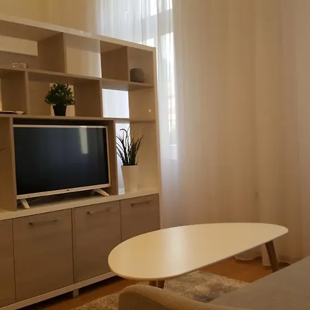 Hall Apartment *